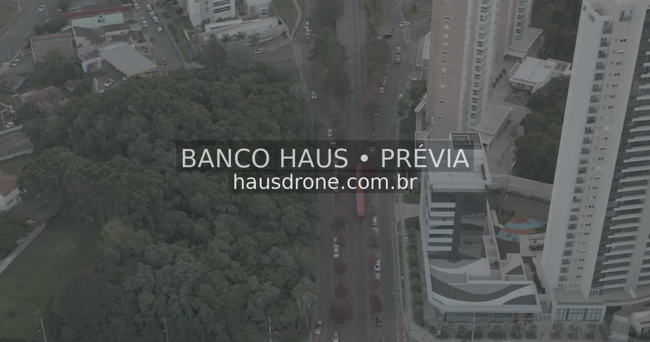 Rua entre edifícios e arborização — Ecoville em Curitiba, Paraná.