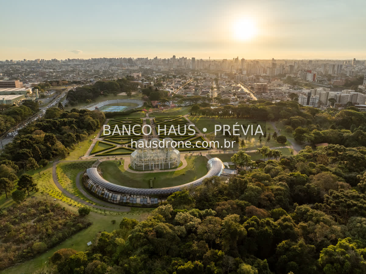 Jardins e estufa com sol no horizonte — Jardim Botânico de Curitiba, Paraná.