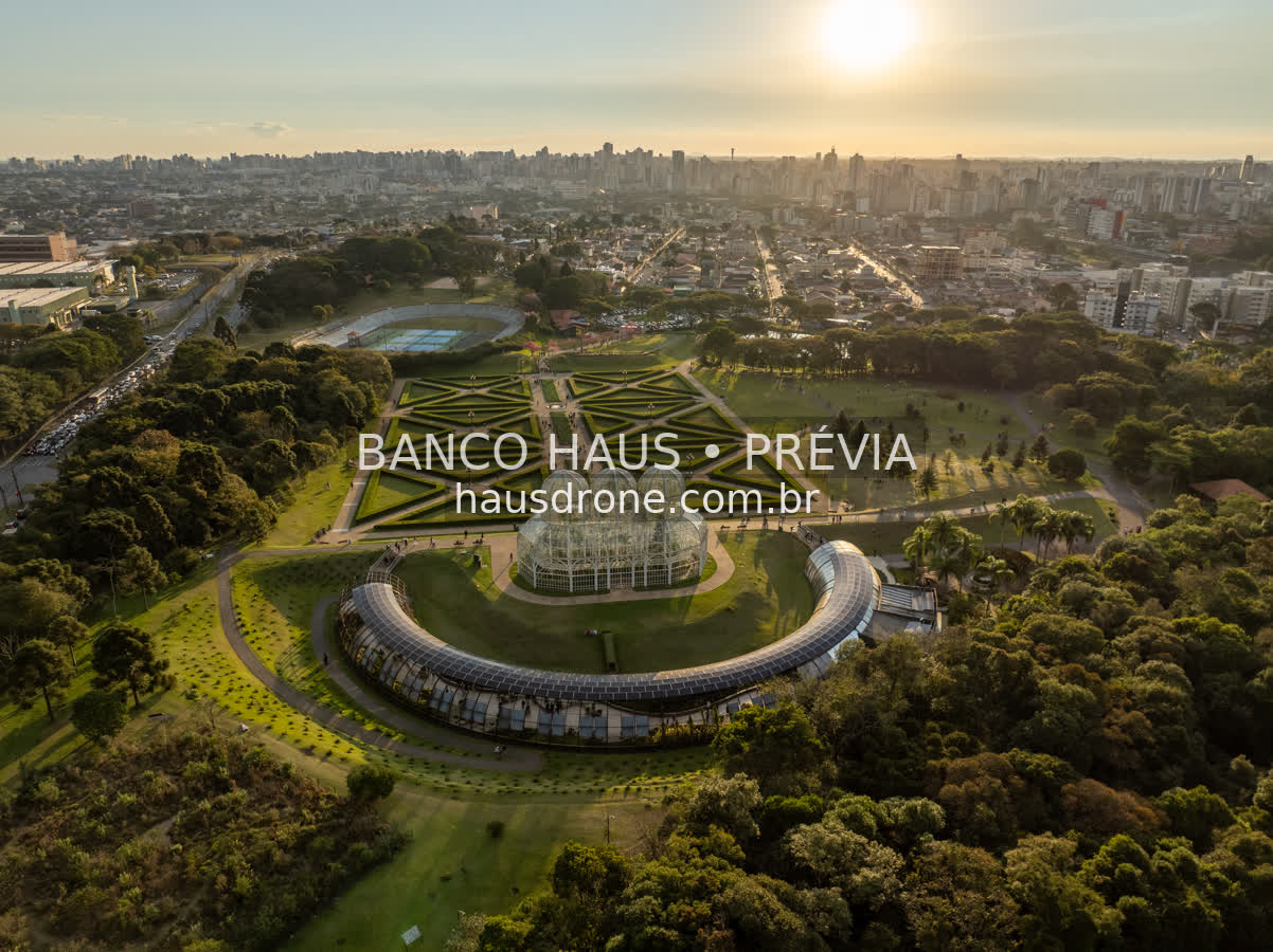 Jardins e estufa com sol no horizonte — Jardim Botânico de Curitiba, Paraná.