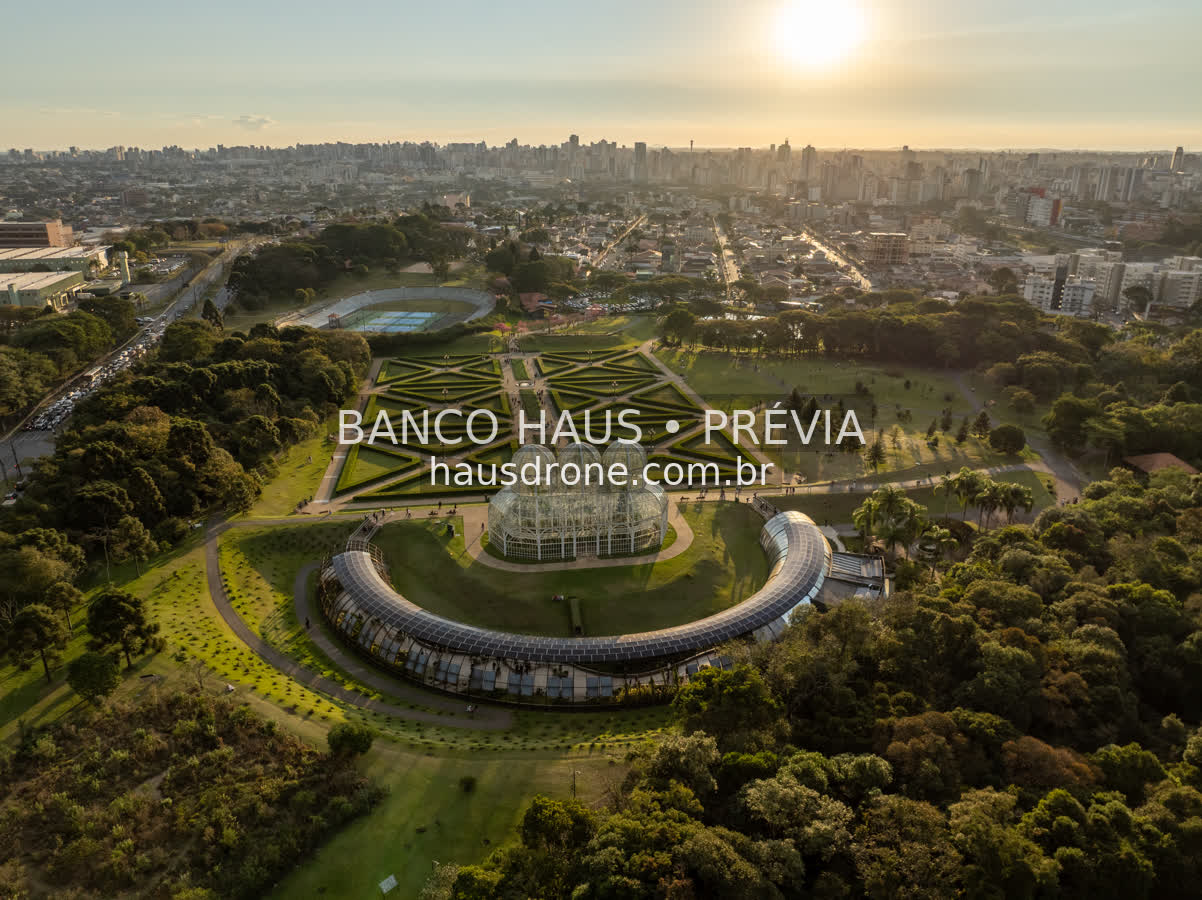 Jardins e estufa com sol no horizonte — Jardim Botânico de Curitiba, Paraná.