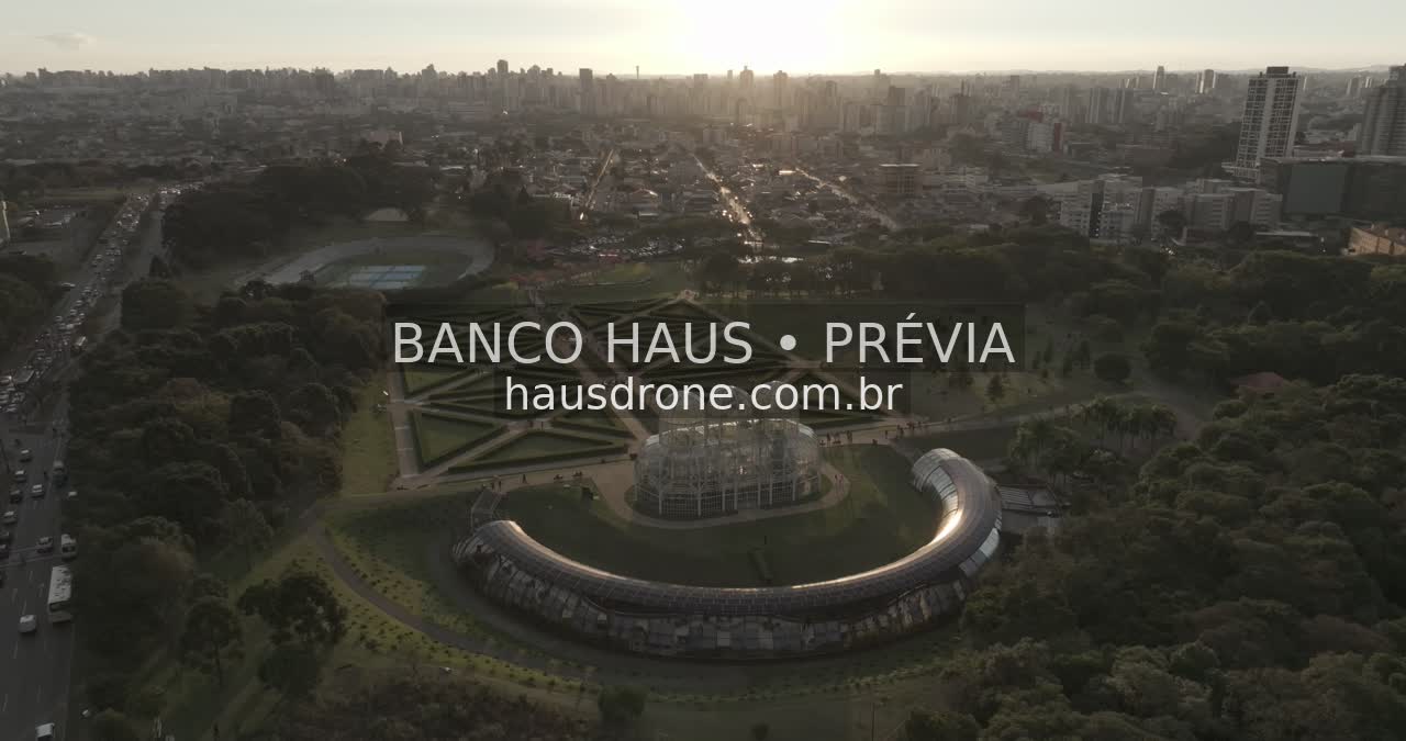 Jardins e estufa com sol no horizonte — Jardim Botânico de Curitiba, Paraná.