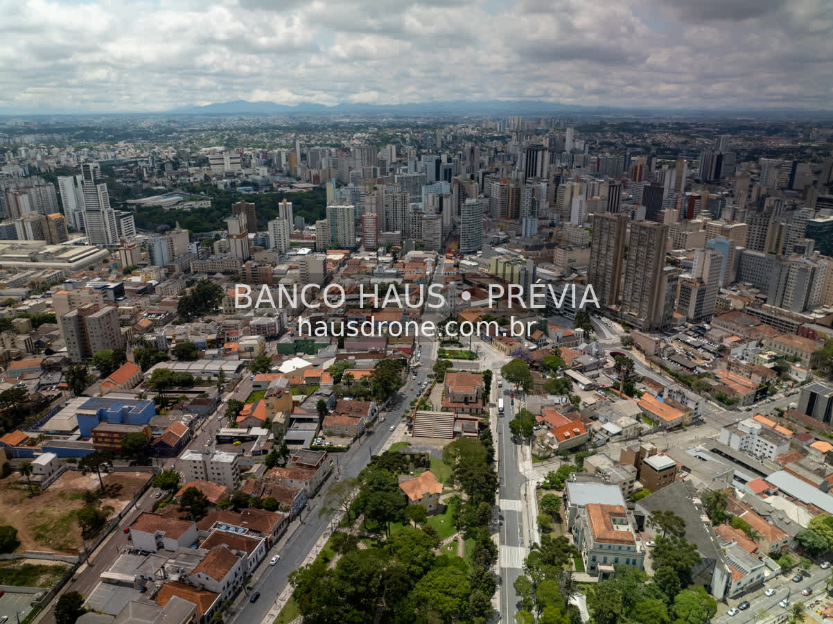 Casario e praças em vista aérea — Largo da Ordem em Curitiba, Paraná.