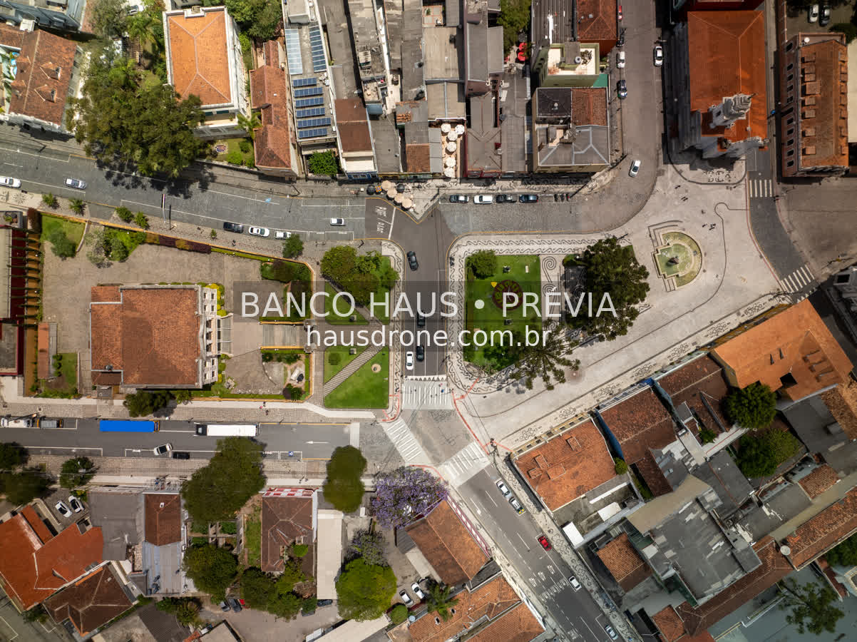 Casario e praças em vista aérea — Largo da Ordem em Curitiba, Paraná.