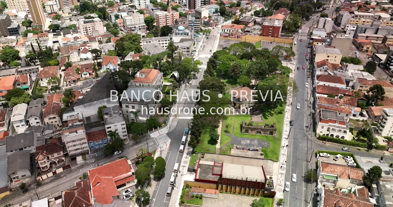 Casario e praças em vista aérea — Largo da Ordem em Curitiba, Paraná.