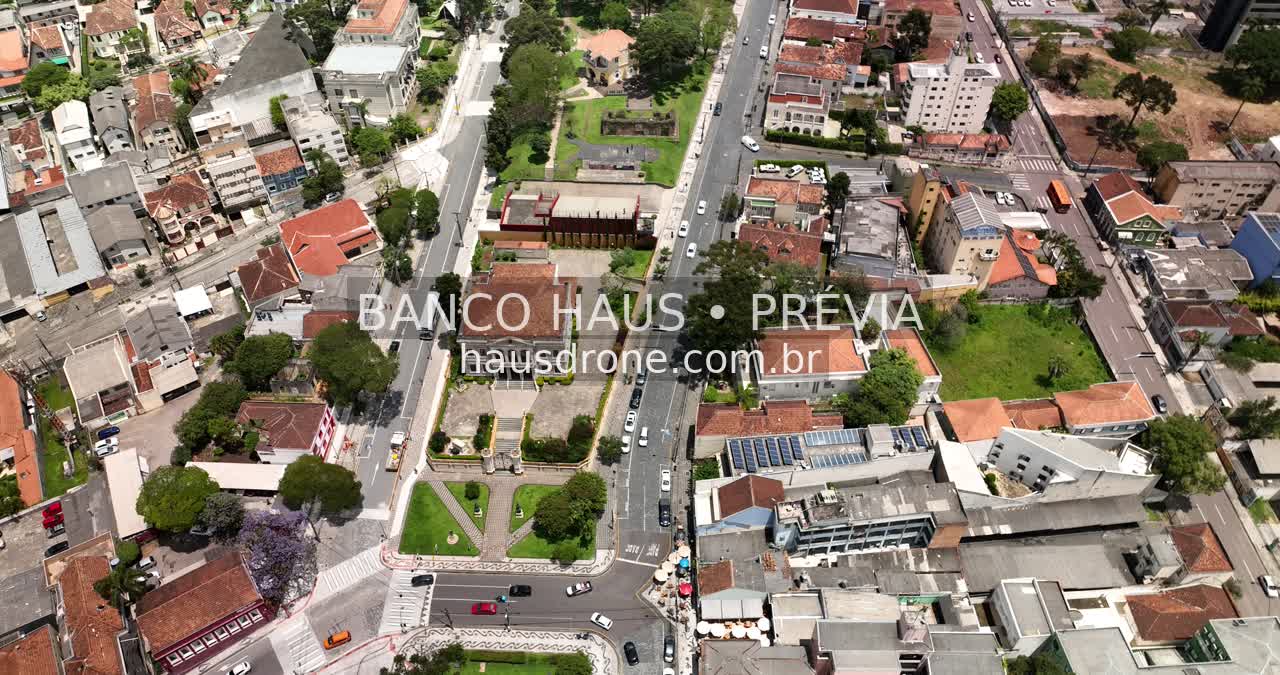 Casario e praças em vista aérea — Largo da Ordem em Curitiba, Paraná.