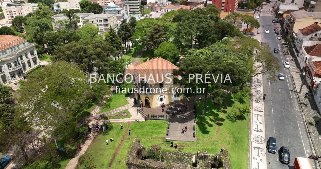 Casario e praças em vista aérea — Largo da Ordem em Curitiba, Paraná.