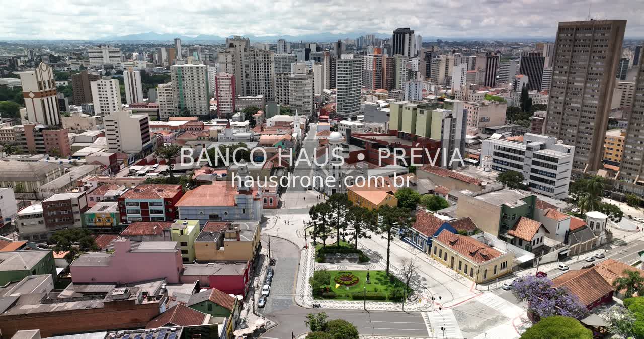 Casario e praças em vista aérea — Largo da Ordem em Curitiba, Paraná.