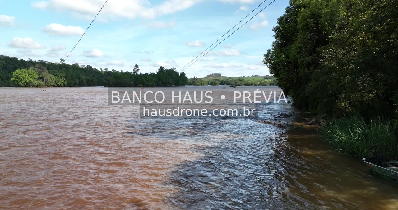 Rio e margens arborizadas — Londrina e região, Paraná, Paraná.