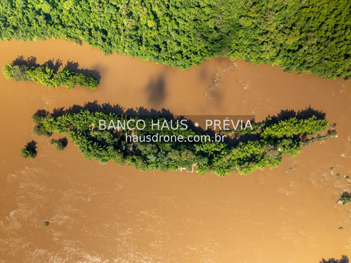 Rio e vegetação em vista aérea — Londrina e região, Paraná, Paraná.