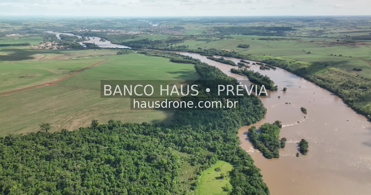 Rio e vegetação em vista aérea — Londrina e região, Paraná, Paraná.