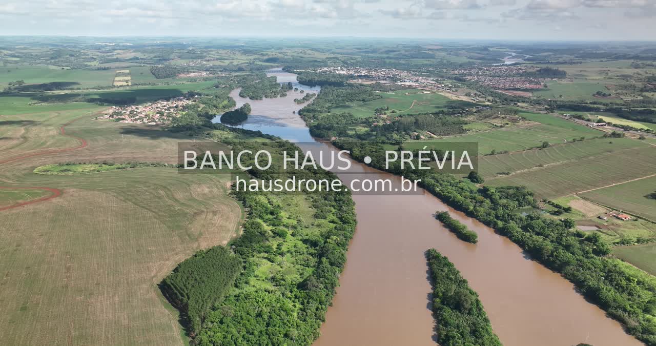 Rio e vegetação em vista aérea — Londrina e região, Paraná, Paraná.