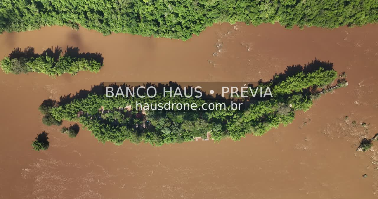Rio e vegetação em vista aérea — Londrina e região, Paraná, Paraná.