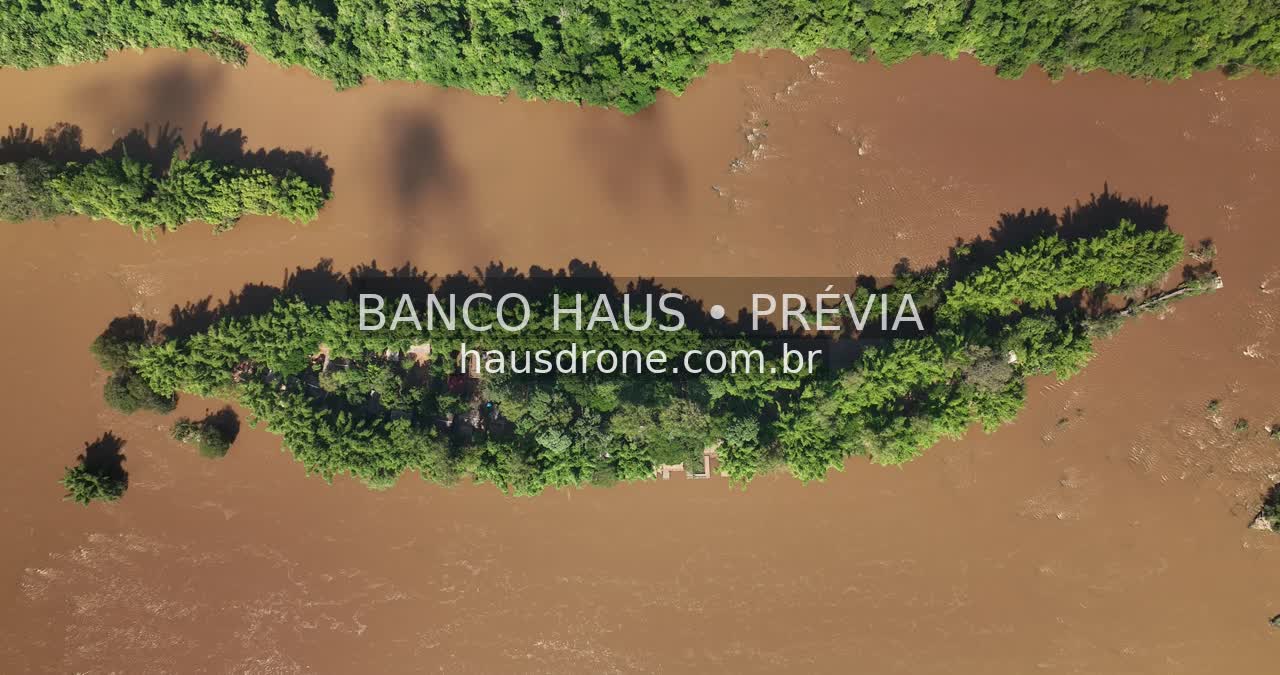 Rio e vegetação em vista aérea — Londrina e região, Paraná, Paraná.