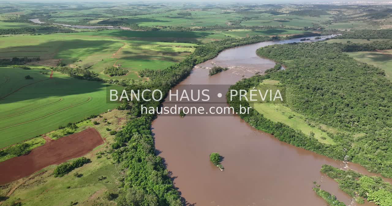 Rio e vegetação em vista aérea — Londrina e região, Paraná, Paraná.