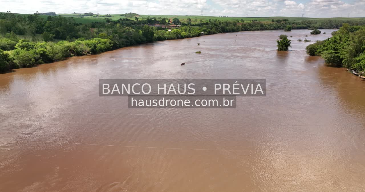 Rio e vegetação em vista aérea — Londrina e região, Paraná, Paraná.