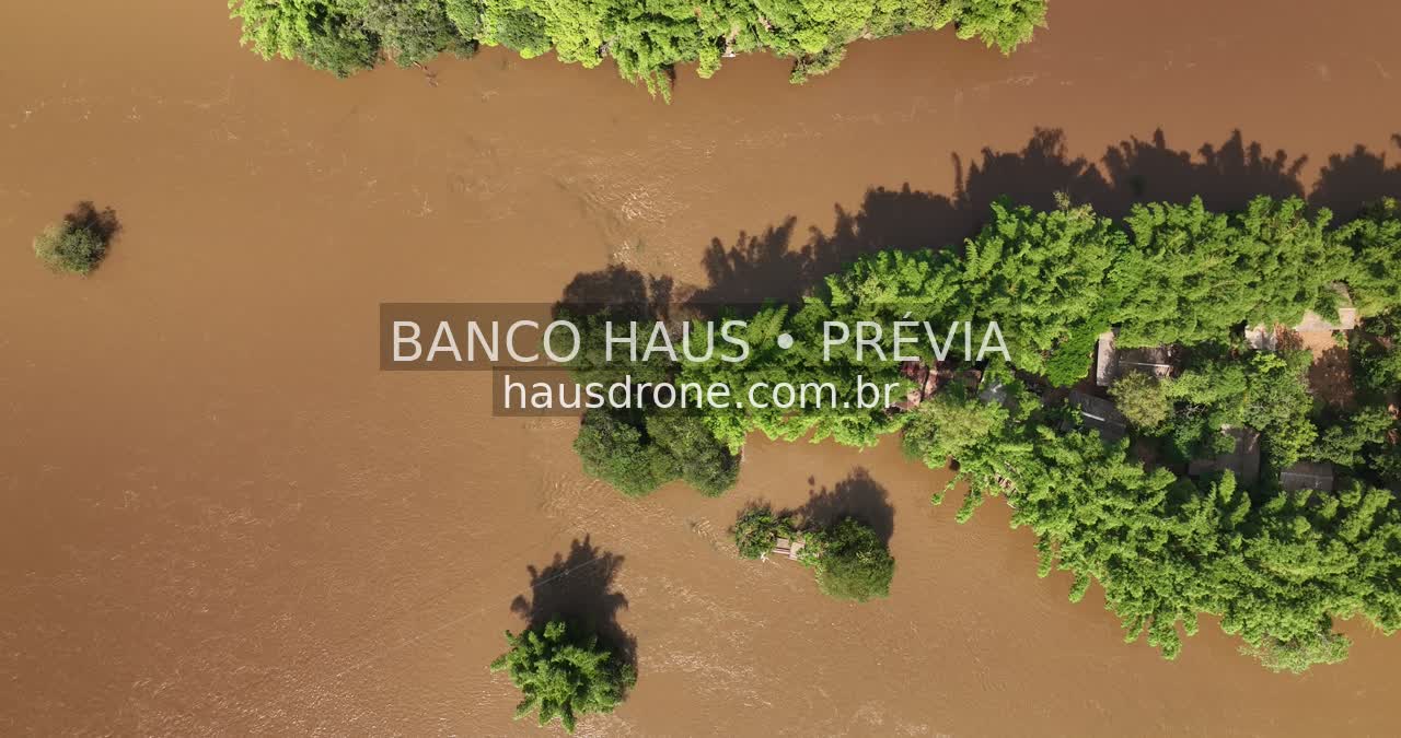 Rio e vegetação em vista aérea — Londrina e região, Paraná, Paraná.