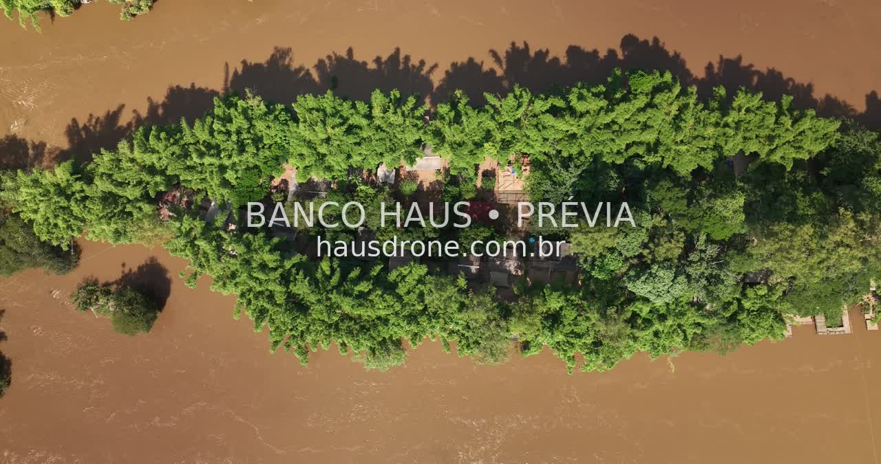 Rio e vegetação em vista aérea — Londrina e região, Paraná, Paraná.