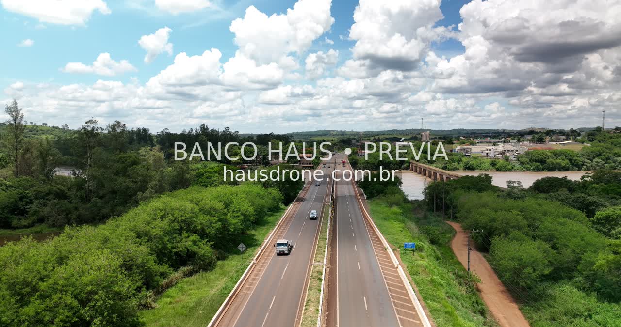 Rodovia cercada por vegetação — Londrina e região, Paraná, Paraná.