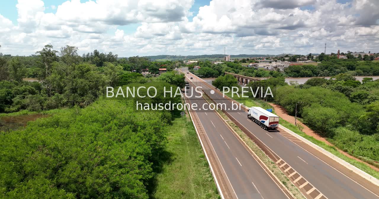 Rodovia cercada por vegetação — Londrina e região, Paraná, Paraná.