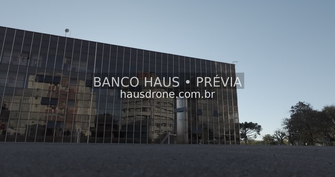 Fachada e edifício anexo do Ministério publico do Paraná r em Curitiba, Paraná.