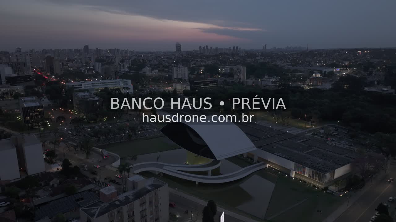 Arquitetura do MON ao anoitecer — Museu Oscar Niemeyer em Curitiba, Paraná.