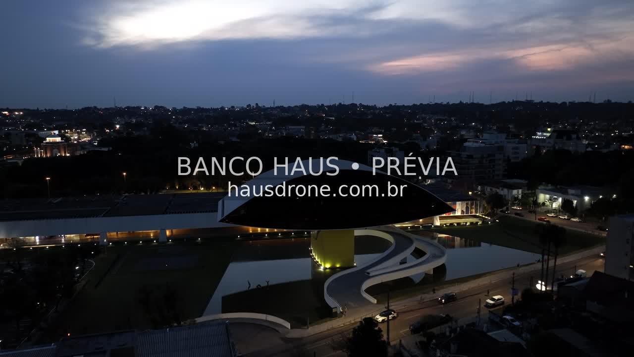 Arquitetura do MON ao anoitecer — Museu Oscar Niemeyer em Curitiba, Paraná.