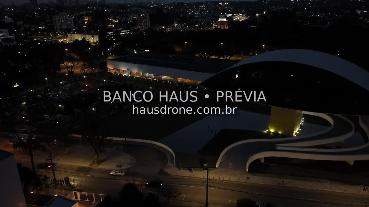 Arquitetura do MON ao anoitecer — Museu Oscar Niemeyer em Curitiba, Paraná.