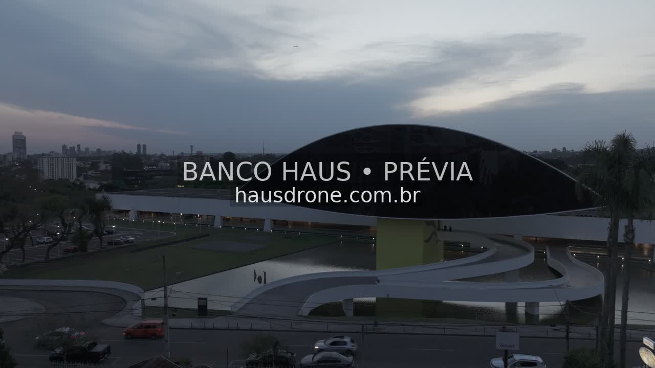 Arquitetura do MON ao anoitecer — Museu Oscar Niemeyer em Curitiba, Paraná.