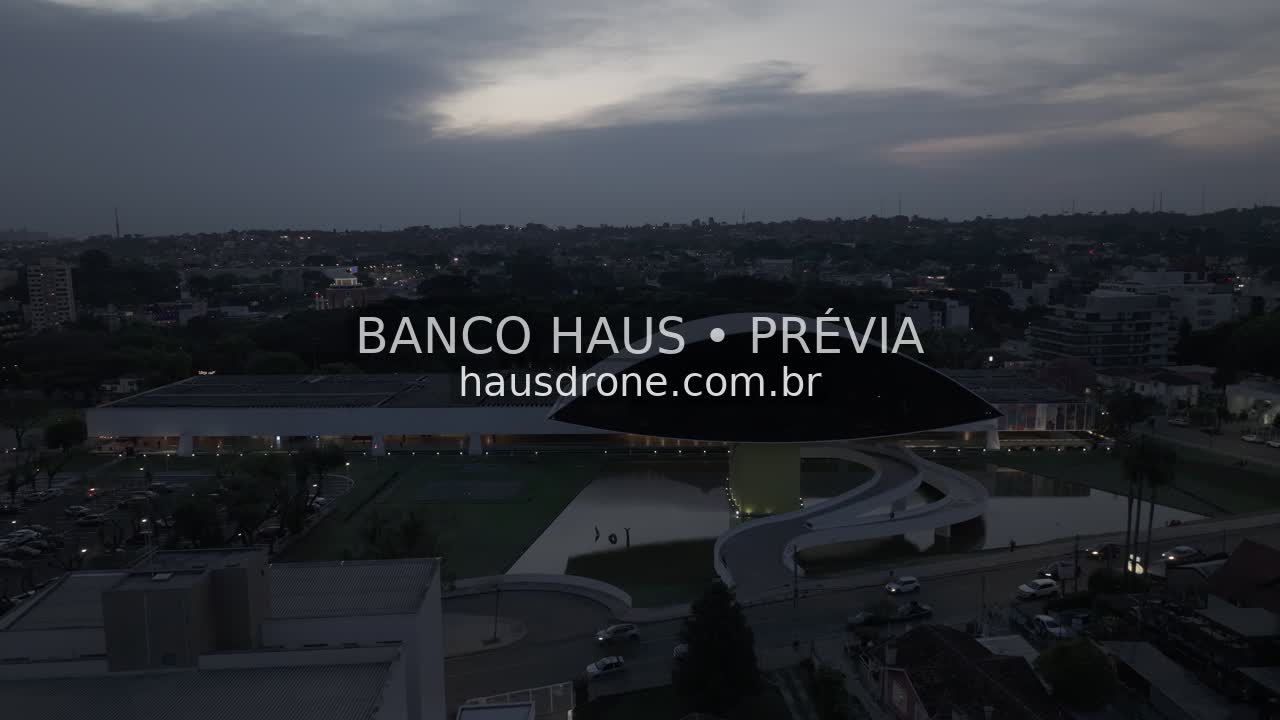 Arquitetura do MON ao anoitecer — Museu Oscar Niemeyer em Curitiba, Paraná.