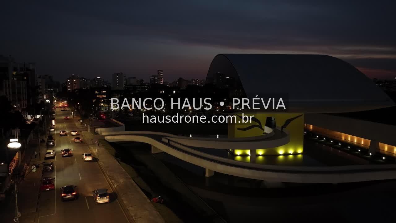 Arquitetura do MON ao anoitecer — Museu Oscar Niemeyer em Curitiba, Paraná.