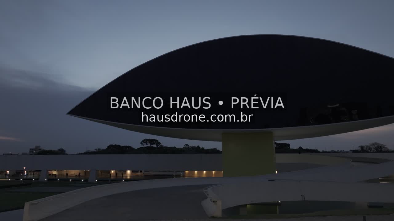 Arquitetura do MON ao anoitecer — Museu Oscar Niemeyer em Curitiba, Paraná.