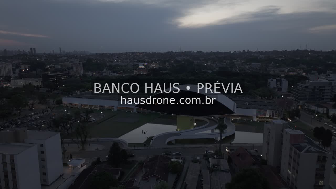Arquitetura do MON ao anoitecer — Museu Oscar Niemeyer em Curitiba, Paraná.