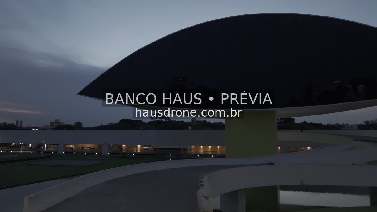 Arquitetura do MON ao anoitecer — Museu Oscar Niemeyer em Curitiba, Paraná.