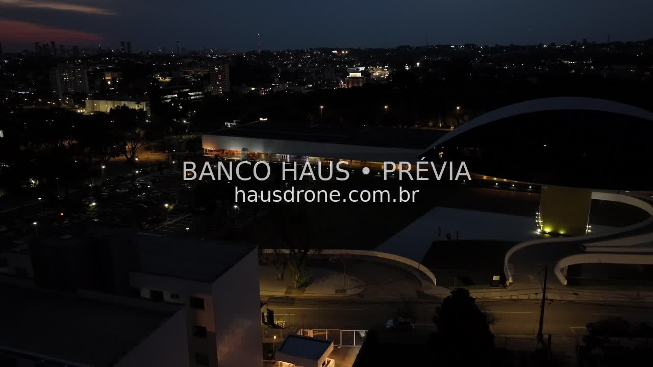 Arquitetura do MON ao anoitecer — Museu Oscar Niemeyer em Curitiba, Paraná.