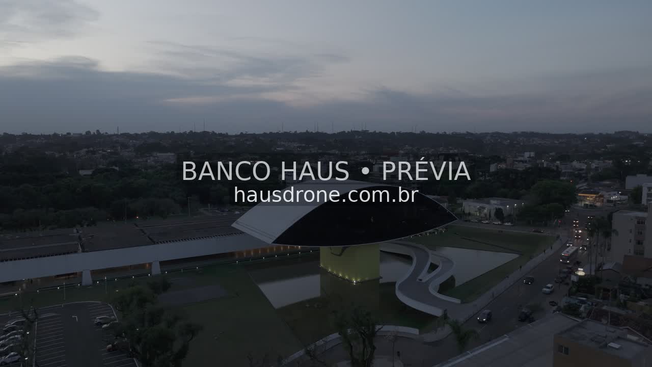 Arquitetura do MON ao anoitecer — Museu Oscar Niemeyer em Curitiba, Paraná.