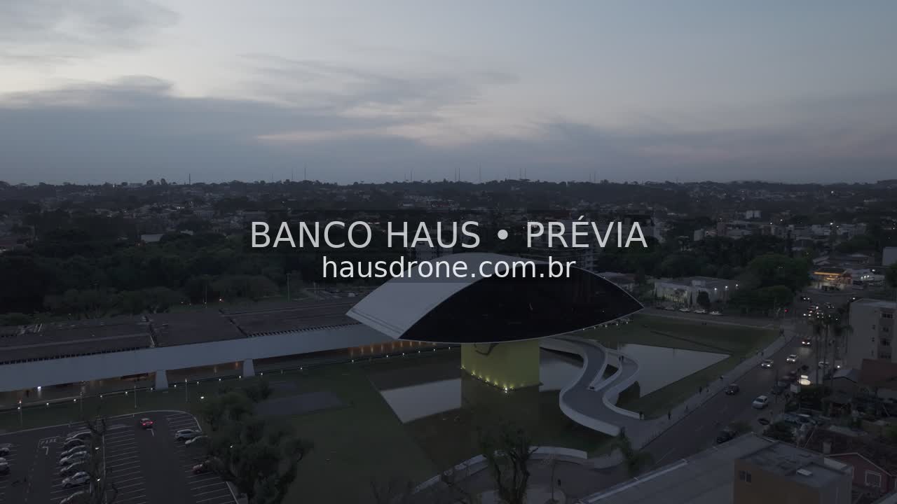 Arquitetura do MON ao anoitecer — Museu Oscar Niemeyer em Curitiba, Paraná.
