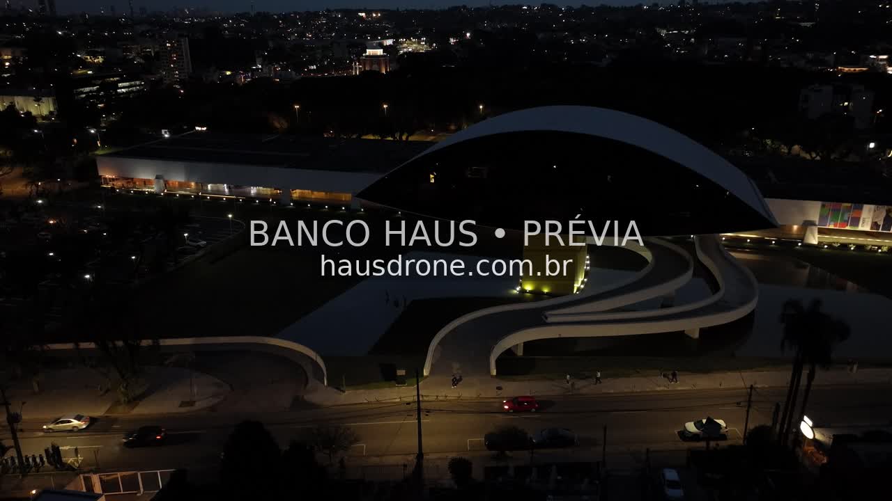 Arquitetura do MON ao anoitecer — Museu Oscar Niemeyer em Curitiba, Paraná.