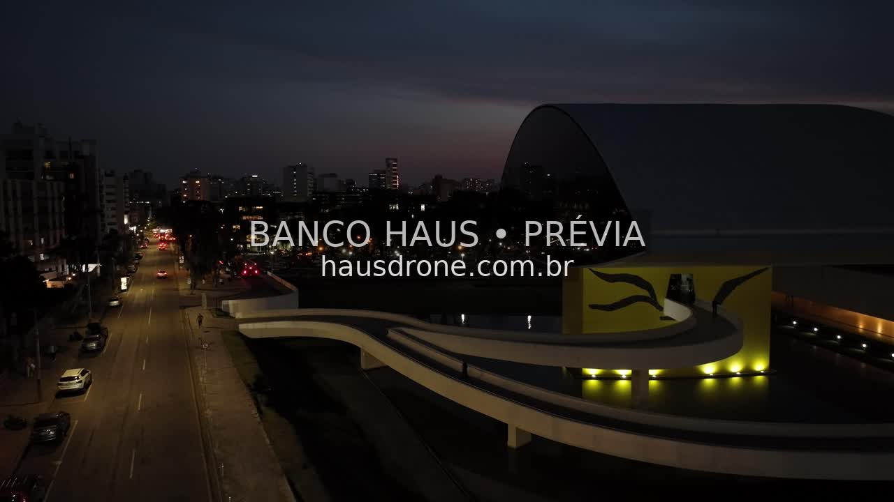 Arquitetura do MON ao anoitecer — Museu Oscar Niemeyer em Curitiba, Paraná.