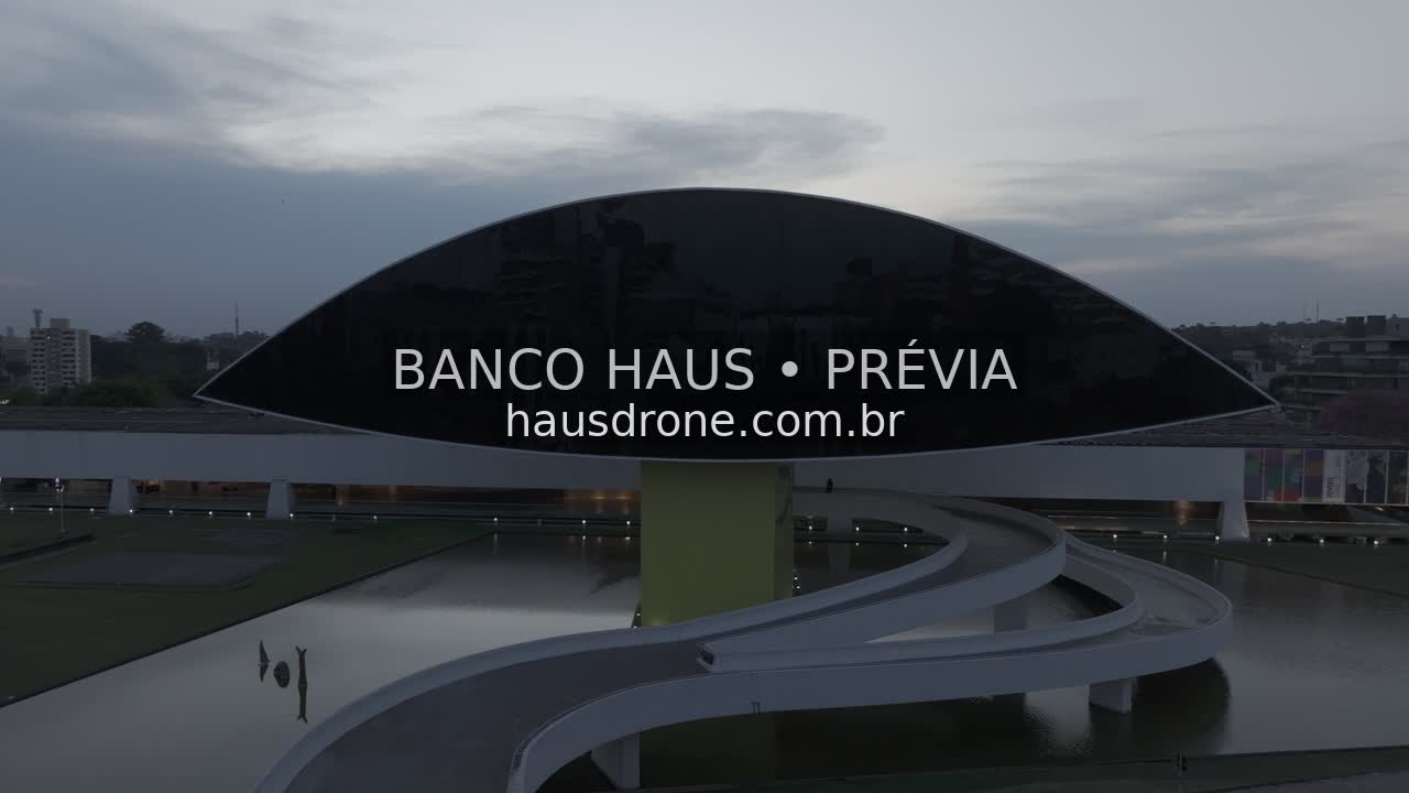 Arquitetura do MON ao anoitecer — Museu Oscar Niemeyer em Curitiba, Paraná.