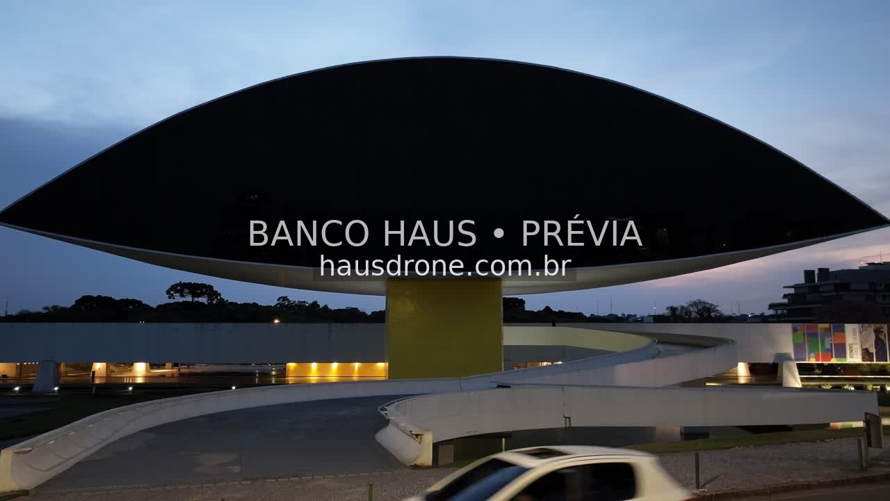 Arquitetura do MON ao anoitecer — Museu Oscar Niemeyer em Curitiba, Paraná.