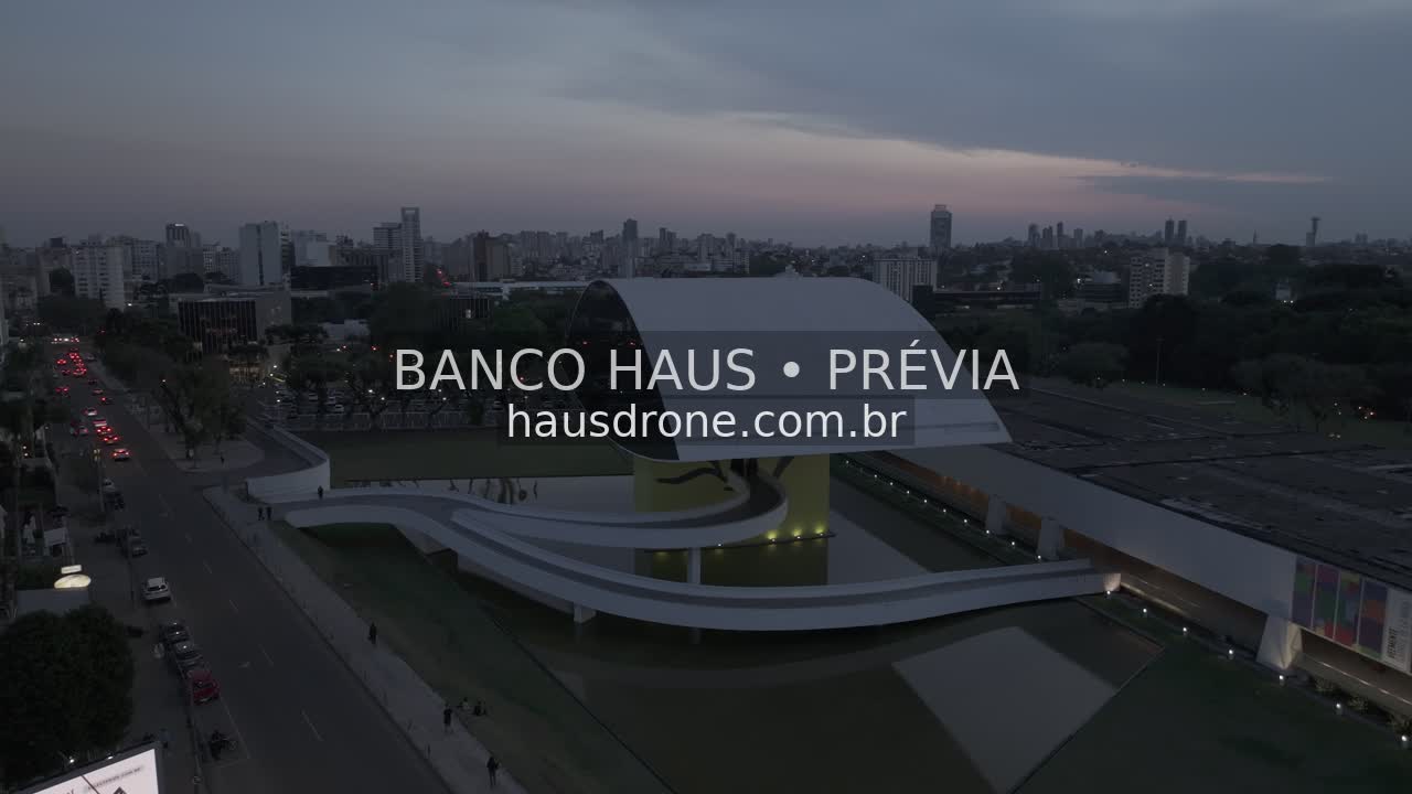 Arquitetura do MON ao anoitecer — Museu Oscar Niemeyer em Curitiba, Paraná.