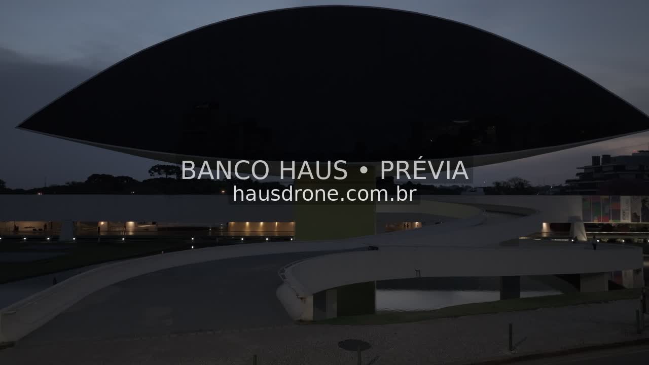 Arquitetura do MON ao anoitecer — Museu Oscar Niemeyer em Curitiba, Paraná.