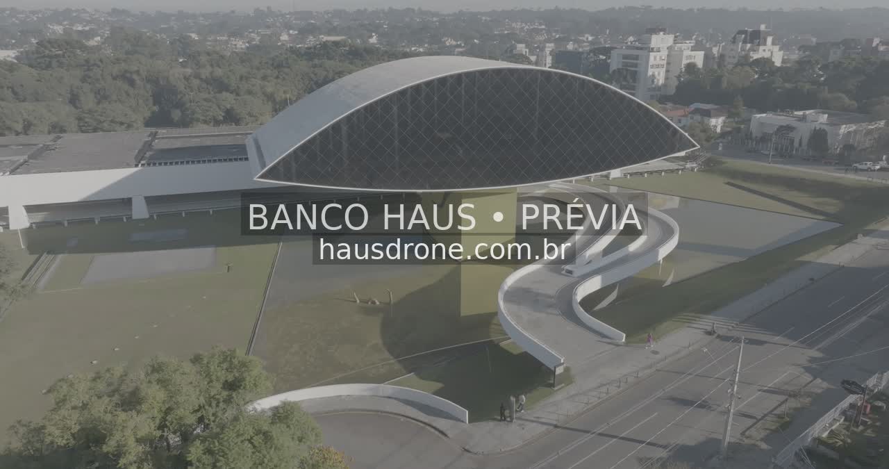 Arquitetura do MON e área externa — Museu Oscar Niemeyer em Curitiba, Paraná.