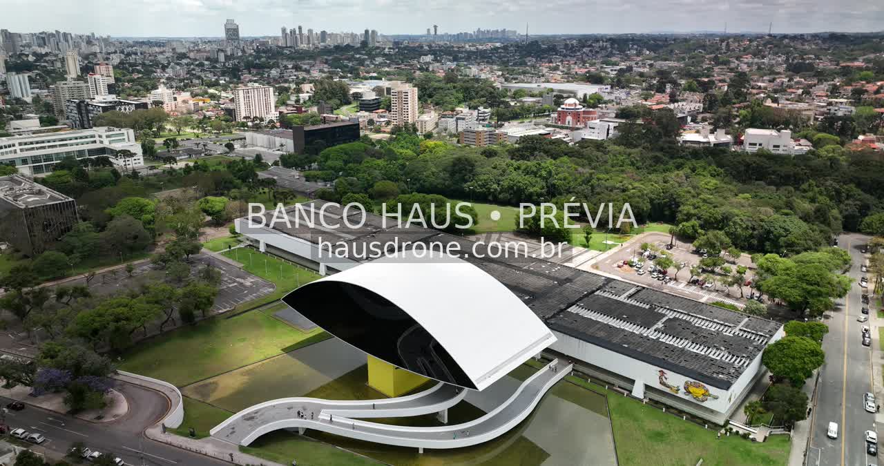 Arquitetura do MON e área externa — Museu Oscar Niemeyer em Curitiba, Paraná.