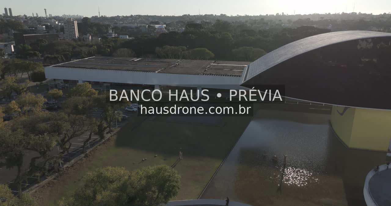 Arquitetura do MON e área externa — Museu Oscar Niemeyer em Curitiba, Paraná.