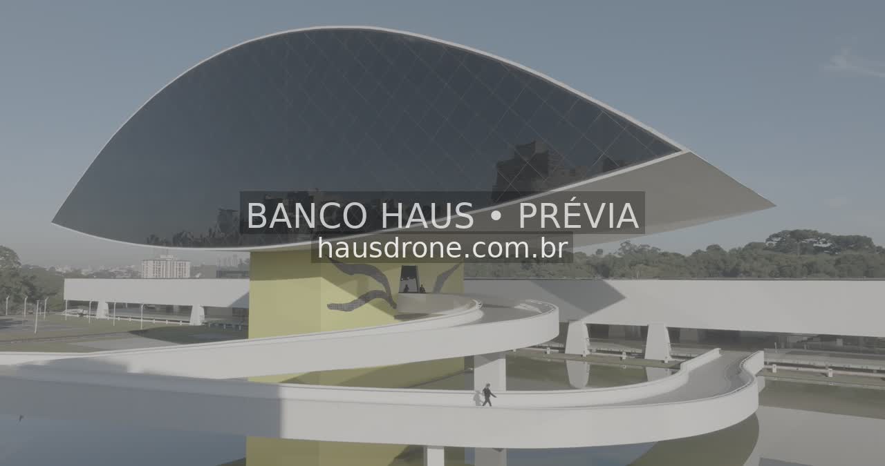 Arquitetura do MON e área externa — Museu Oscar Niemeyer em Curitiba, Paraná.