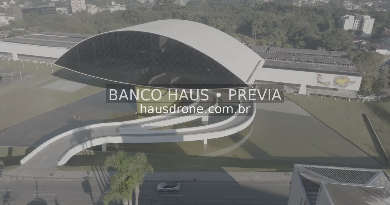 Arquitetura do MON e área externa — Museu Oscar Niemeyer em Curitiba, Paraná.