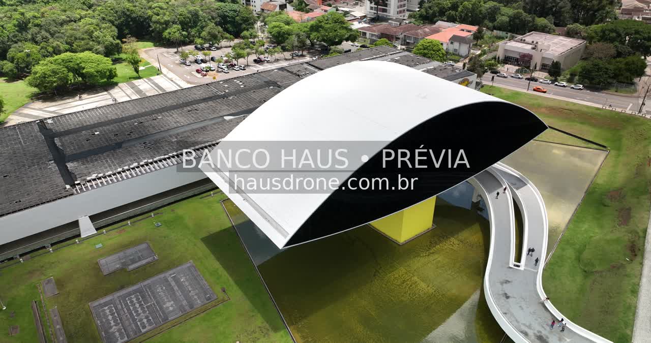 Arquitetura do MON e área externa — Museu Oscar Niemeyer em Curitiba, Paraná.