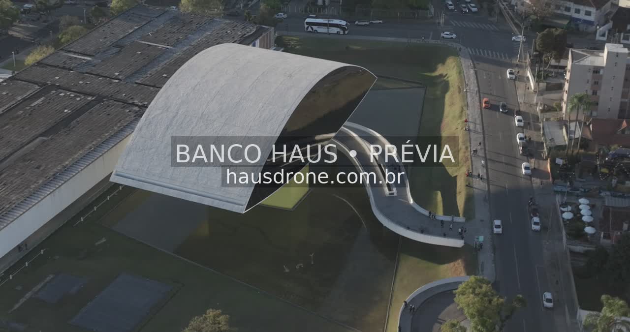 Arquitetura do MON e área externa — Museu Oscar Niemeyer em Curitiba, Paraná.