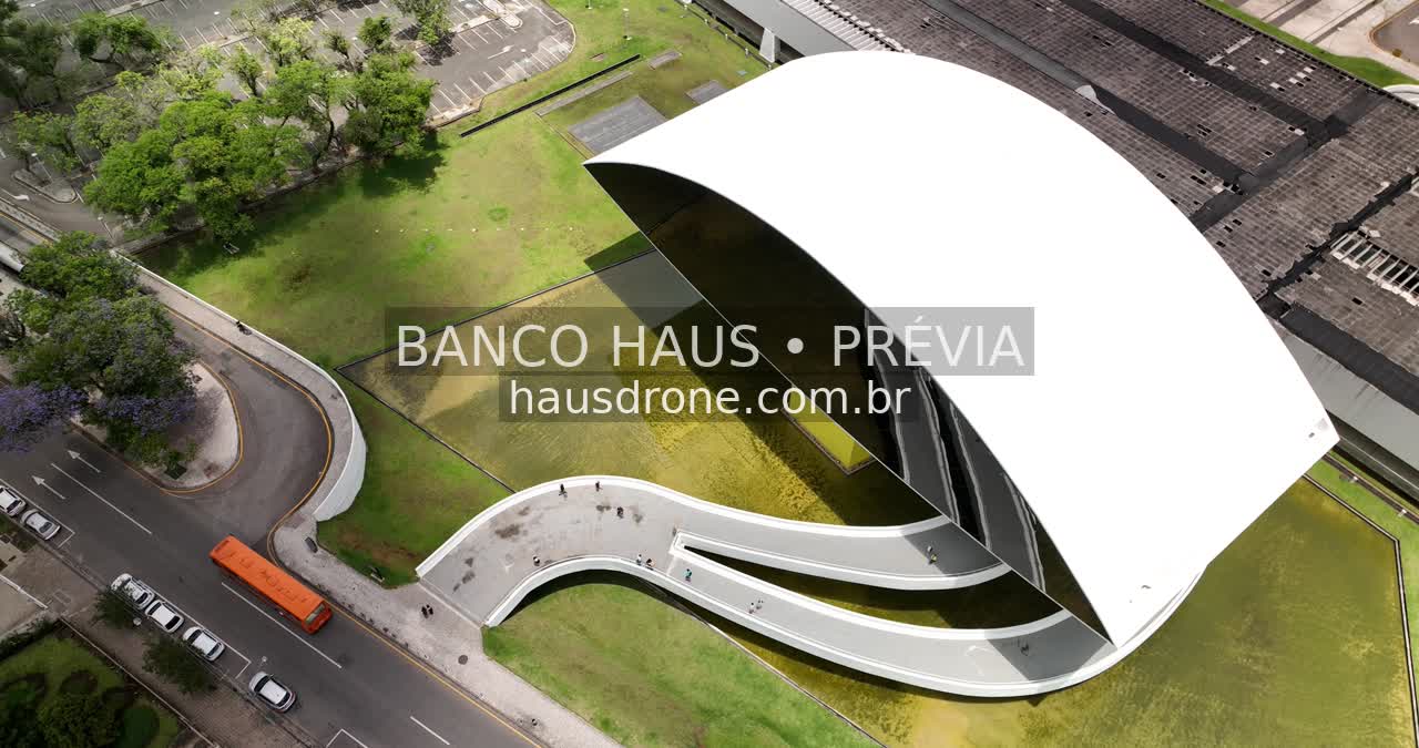 Arquitetura do MON e área externa — Museu Oscar Niemeyer em Curitiba, Paraná.